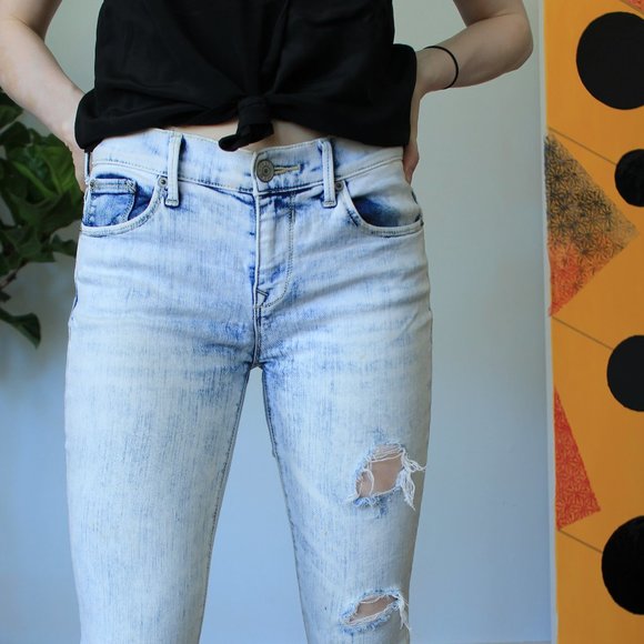 Express Mia Mid-Rise Acid Wash Distressed Jeans - Picture 4 of 8